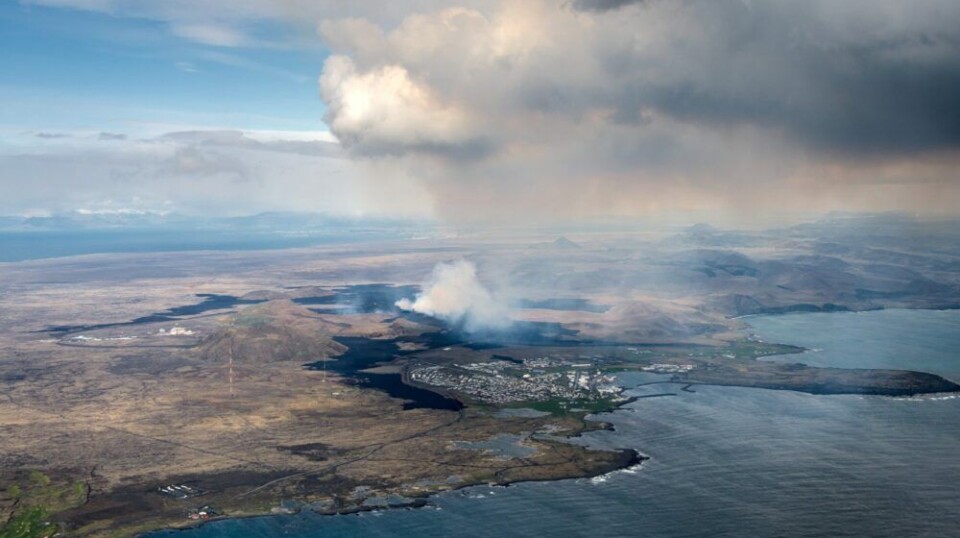Grindavík, Iceland, July 2024. The barriers protect houses and infrastructure if they are built high enough, and as long as the volcanic fissures remain behind the barriers. Grindavík, Island, juli 2024. Barrierene beskytter hus og infrastruktur hvis de er høye nok, og så lenge vulkansprekkene holder seg bak barrierene.