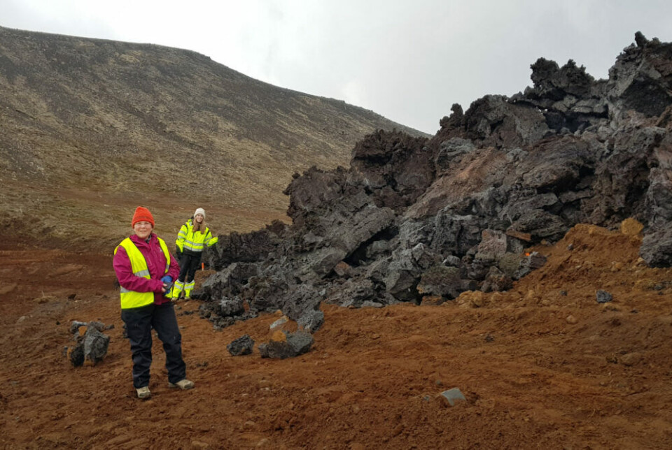 Here, loose material has been pushed up against block lava, forming a temporary defensive barrier to protect the construction work. The lava thickened beneath the cooled crust and rose two to four metres above the top of the barrier over the course of eight days. NTNU’s Fjóla Guðrún Sigtryggsdóttir (front) and Emilía Sól Guðgeirsdóttir, Verkís. Her er løsmasser skjøvet opp mot blokklava og danner en midlertidig jordvoll for å beskytte anleggsarbeidet. Lavaen tykner under den avkjølte skorpen og steg 2-4 meter over toppen av vollen i løpet av 8 dager. NTNUs Fjóla Guðrún Sigtryggsdóttir (foran), NTNU, og Emilía Sól Guðgeirsdóttir, Verkís.
