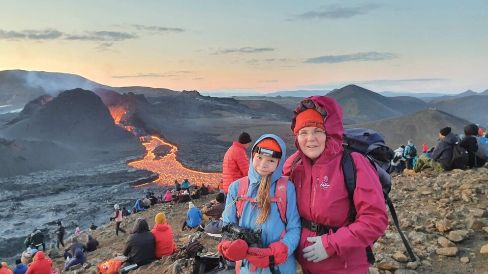 The volcanic eruption transformed the area around Fagradalsfjall into a tourist attraction. Fjóla Guðrún Sigtryggsdóttir seen here with her daughter Þorbjörg Gróa Eggertsdóttir. Vulkanutbruddet forvandlet området rundt Fagradalsfjall til en turistattraksjon. Her er Fjóla Guðrún Sigtryggsdóttir med datteren Þorbjörg Gróa Eggertsdóttir.
