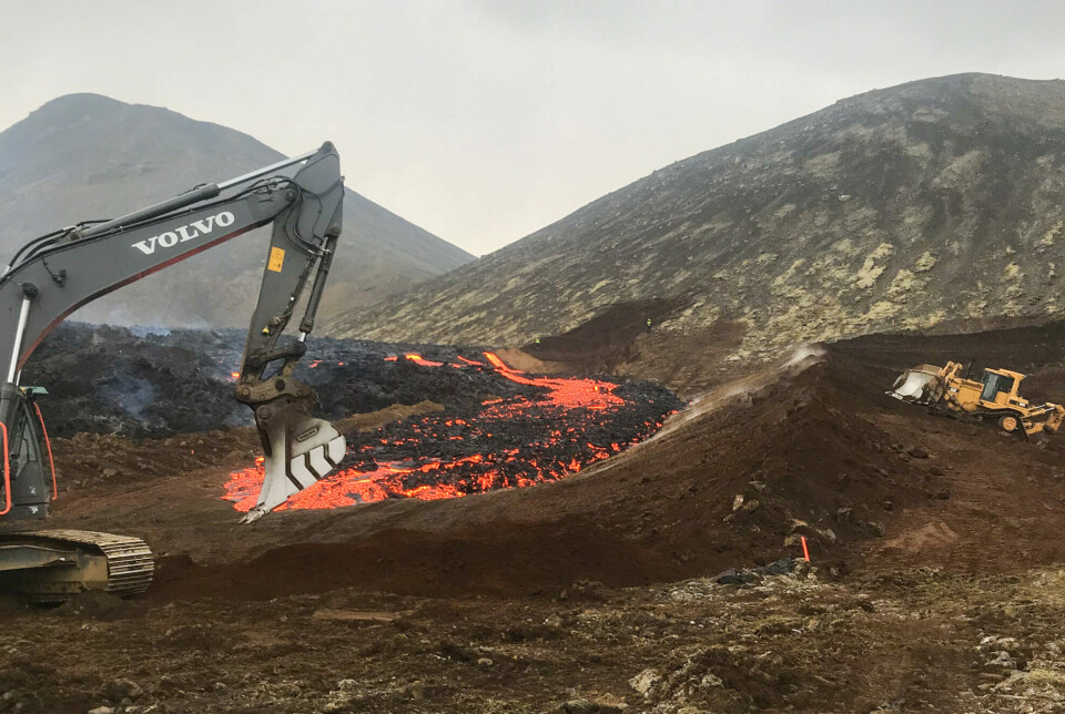 Excavators and bulldozers had a hard time slowing the lava. Gravemaskiner og bulldosere hadde en stri tørn med å bremse lavaen.