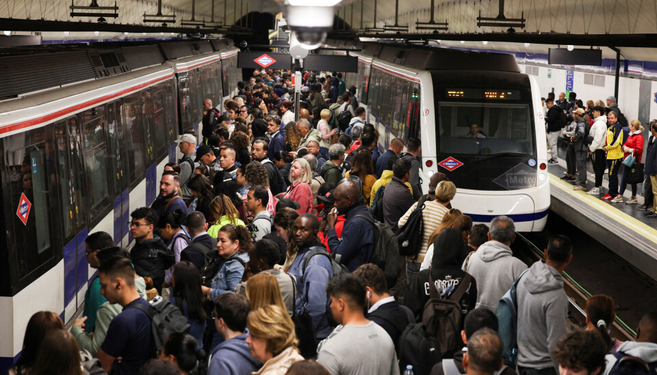 People in Madrid wait on a platform as metro operations resume following the major power outage in Spain and Portugal on April 29, 2025. T-bane-plattformene er fulle av folk. To t-baner står i ro.