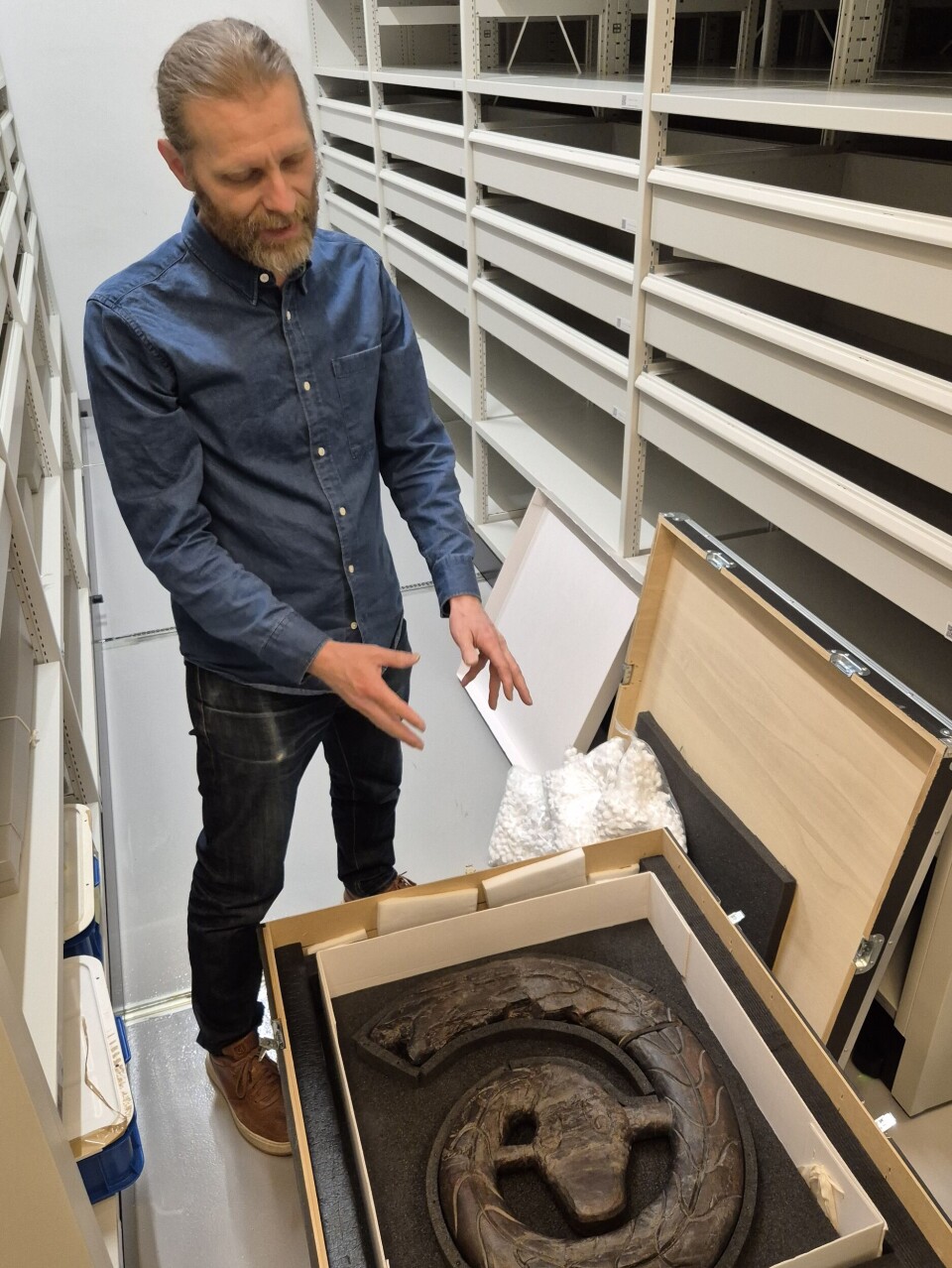Vegard Vike shows the reconstruction of the original pieces. At this time, the serpent was in the Museum of Cultural History's storage.