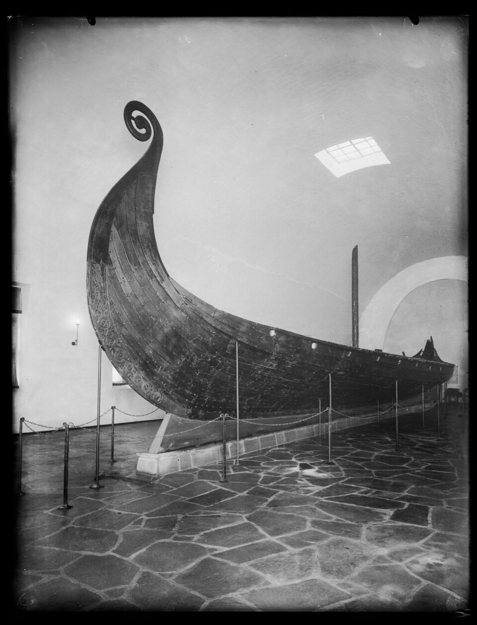 This is what the Oseberg Ship looked around the time when the museum opened. This photo is dated 1926-1930. The copy of the serpent at the prow is in place, but the tail on the ship has not yet been aded.