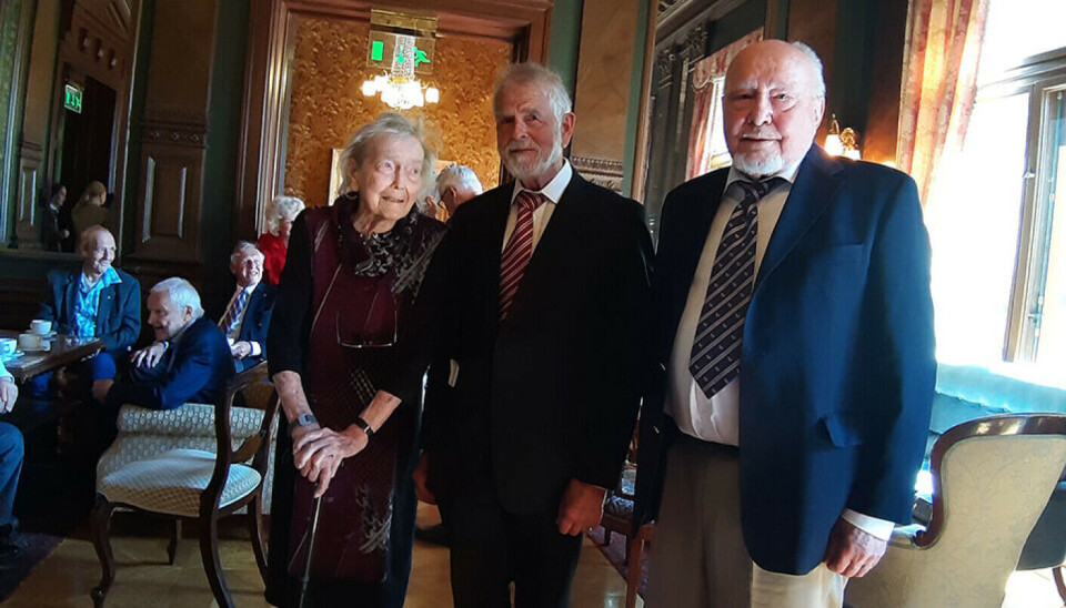 On her hundredth birthday, Kari Egede Henningmoen was honoured by friends and colleagues at an event at the Norwegian Academy of Sciences and Letters. Here she stands with her long-time collaborators, botanist Helge Irgens Høeg and geologist Rolf Sørensen.