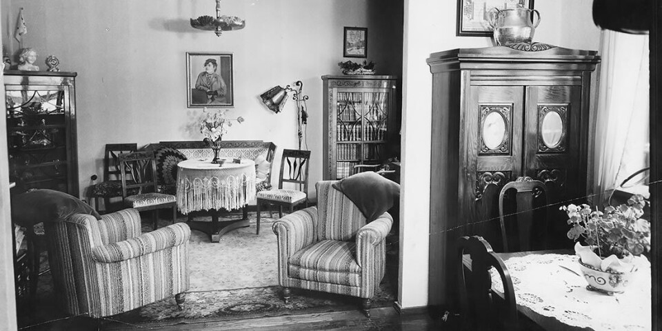 The return home for Jews after World War II was difficult. Most had lost family and friends, and their homes had been taken over by others. Their belongings were scattered to the winds. This photo shows the Jewish Benkow family's home in the 1930s. Bildet viser den jødiske familien Benkow sitt hjem på 1930-tallet.