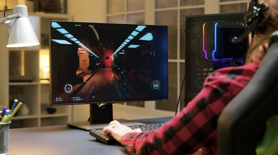 AI can enhance the player's feeling of shaping the game's storyline and events themselves. Kvinne spiller dataspill.