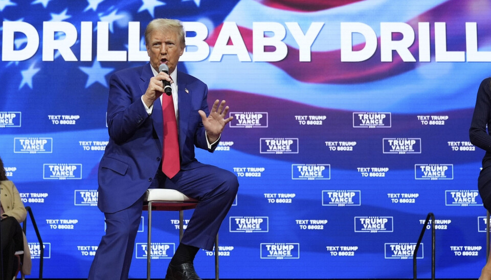 Donald Trump’s slogan “Drill baby, drill” captures his view on how the USA should meet its future energy needs. Donalt Trump på scenen foran teksten «Drill baby, drill» under et valgkamparrangement i 2024.