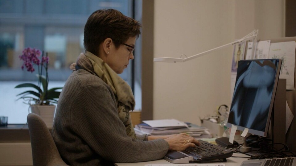Many people depend on digital tools to carry out their work efficiently. Kvinne foran PC