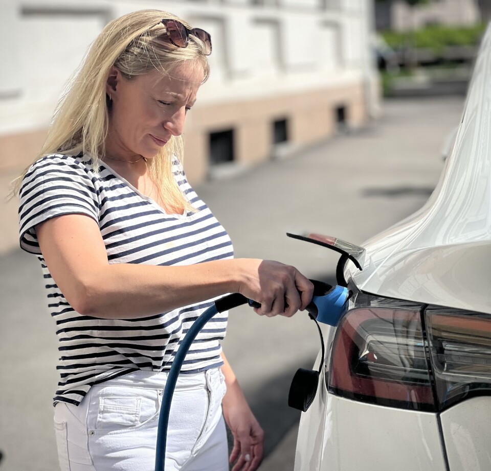 Sigrid Maria Brækken drives an electric car. Researchers are now looking into how these cars can help store electricity.