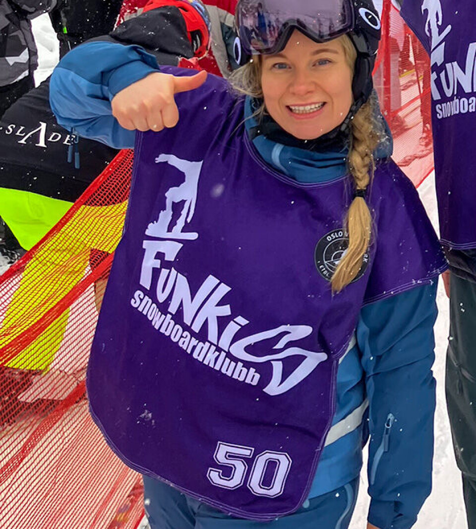Snowboarding again was completely unthinkable for Kristine. Brain Camp gave her the opportunity to try it in a safe environment. She now has two seasons behind her as a member of Funki's Snowboard Club. Kvinne med snowboard.