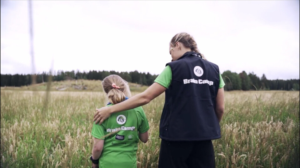 The Sunnaas Foundation organises Brain Camp for children, youth, and adults. At the week-long rehabilitation camp, participants are challenged in both activities and social situations. Voksen og barn