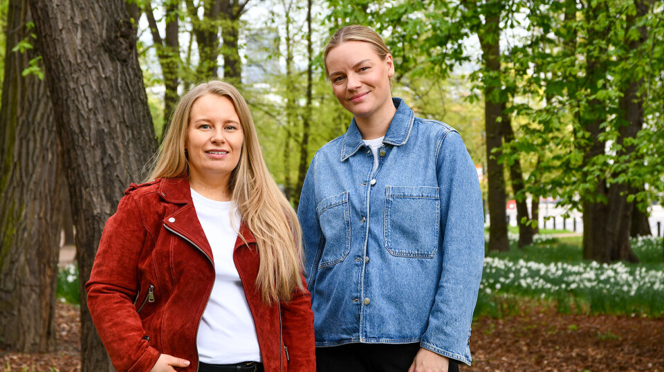 Kristine (left) and Anine both suffered brain injuries in their early 20s. They have both experienced the stigma of having a brain injury, which also affects them greatly in social situations. To kvinner