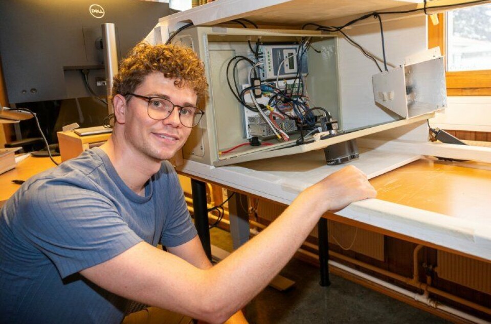 Steffan Lloyd has constructed an automatic light trap with a camera for automated detection of nocturnal moths.