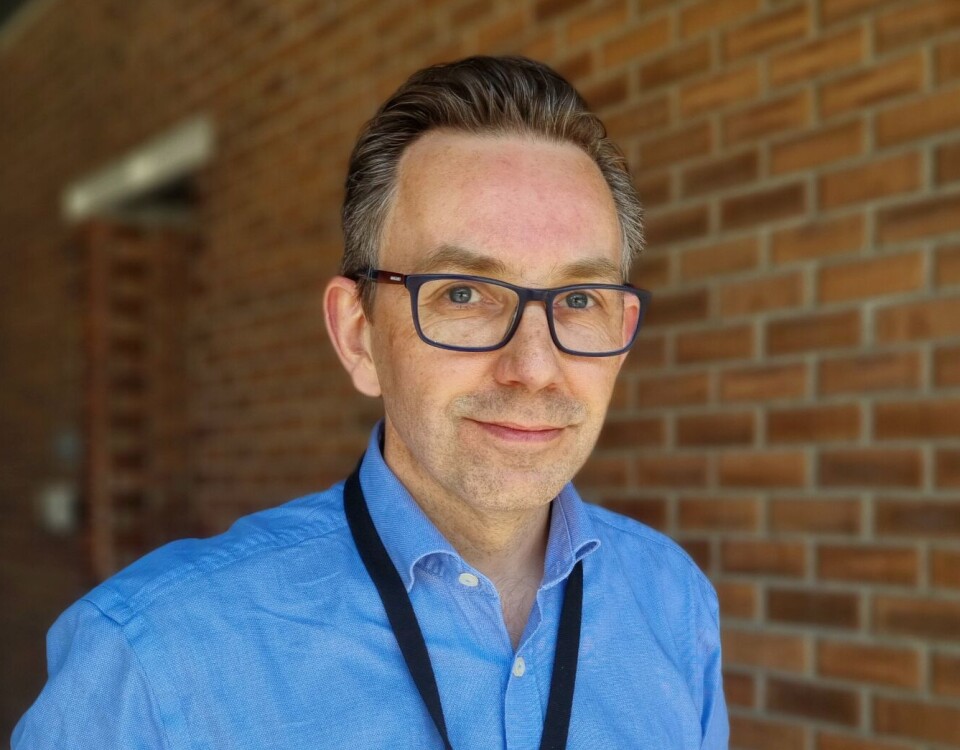 Even Fossum studies antibodies in the blood following vaccination and infection with influenza and Covid-19 at the Norwegian Institute of Public Health. Nærbilde av mann med briller og blå skjorte.
