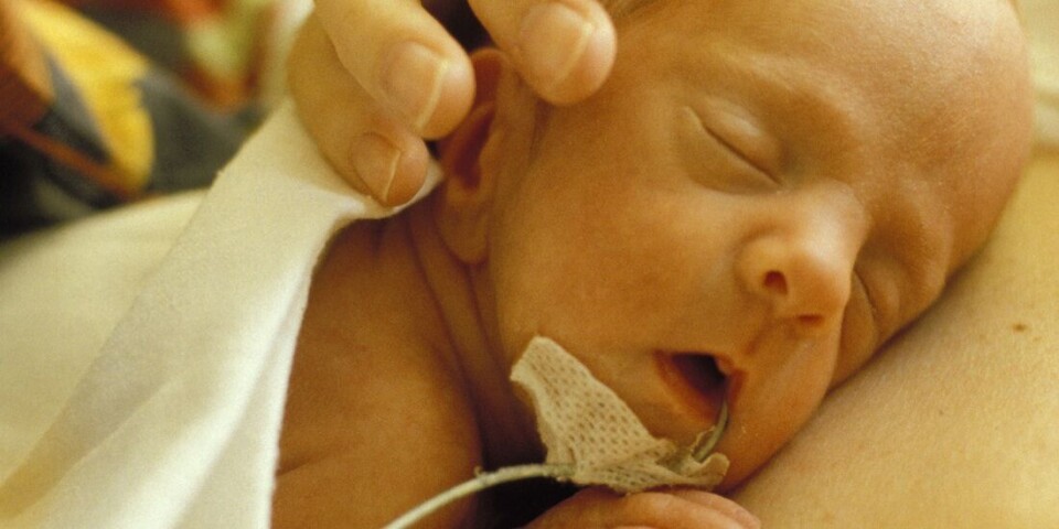 Early skin-to-skin contact is important. That's why researchers recommend prioritising this, even for the many premature babies. Prematur baby med slange i munnen.