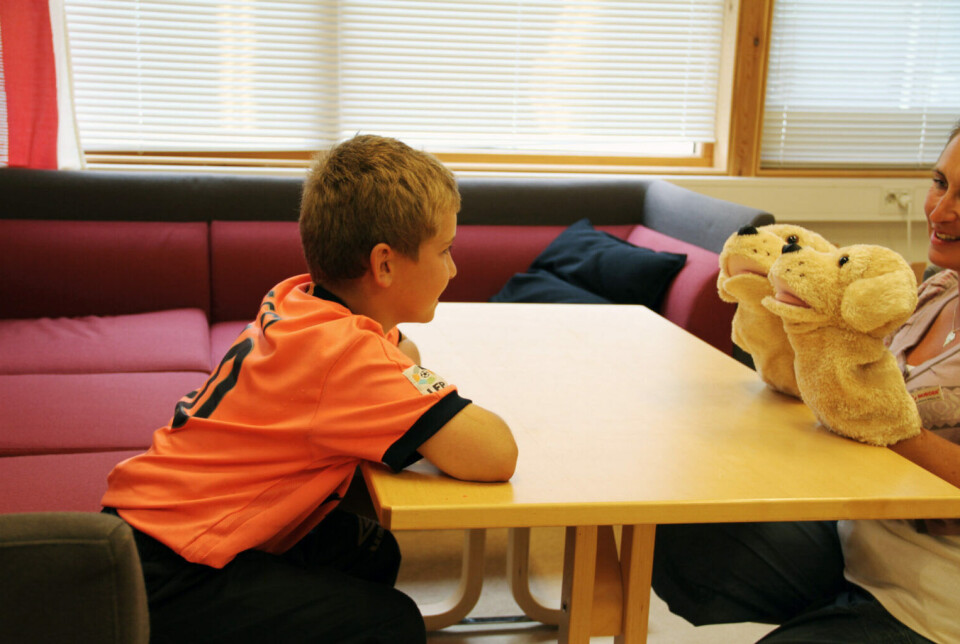 The interviewer uses hand puppets to act out various situations that the child may or may not relate to.