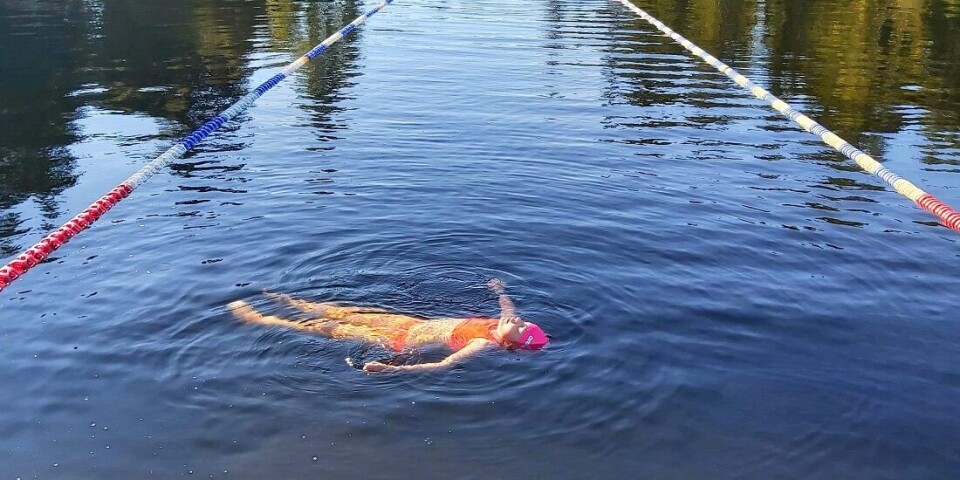 Is it really sufficient to have learned to swim indoors? Not if you fall into water outdoors, according to researchers.