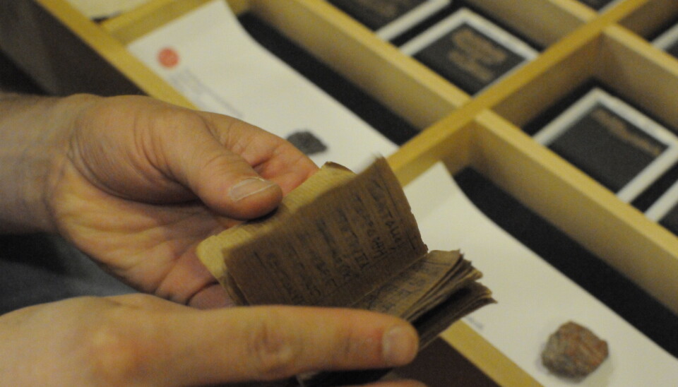 Miniature book with a biblical text. Nærbilde av en liten bok.