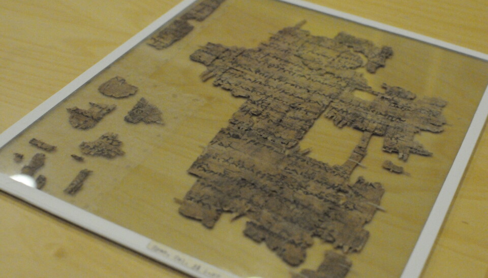 Ancient sheet music. Et fragmentert papyrusark, innrammet i glass.