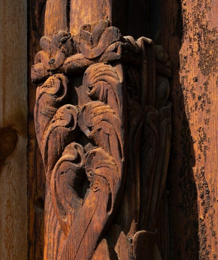 The carvings on the Rødven portal may have been made well before the year 1100, according to the art historian. Detaljbilde av utskjæringer på stavkirkeportal. Utskjæringene forstiller bølgende bladverk.