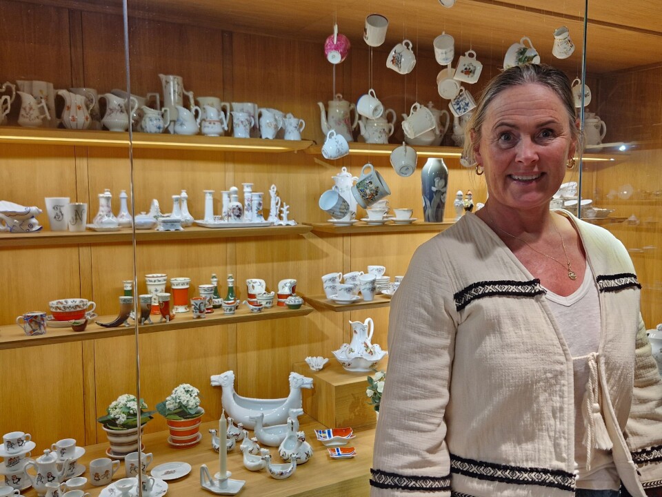 Ann-Kathrin Samuelsen knows the porcelain factory well. Her mother worked there as a designer until she was five years old. 'That's why it feels extra special to be back at the museum,' she says. Kvinne foran porselenssamling.