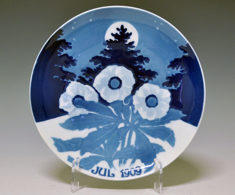 In 1909, the porcelain factory made its first Christmas plate. It became a collectible. 'People thought they would increase in value, but today they're worth nothing,' says Ann-Kathrin Samuelsen. Juleplatte.