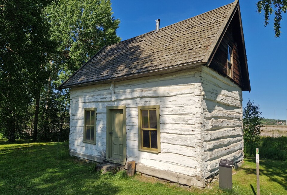 The Norwegian emigrants lived in cramped conditions during their first years on the prairie. This house was moved from the Midwest to the Norwegian Emigrant Museum. Bilde av gammelt tømmerhus.