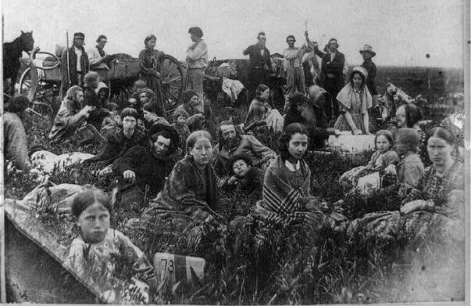 The war affected civilians living spread out on farms. It also impacted Dakota tribes that did not join the war. This photo is from 1862 and shows people fleeing the violence. Historisk bilde av sivile på prærien.