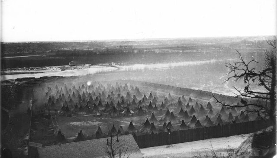 1,600 Dakota people who took part in the war – along with many who did not – were interned at Fort Snelling in Minnesota. Many died from starvation and disease. This photo is from 1862 or 1863. Historisk bilde av inngjerdet urfolk-leir.