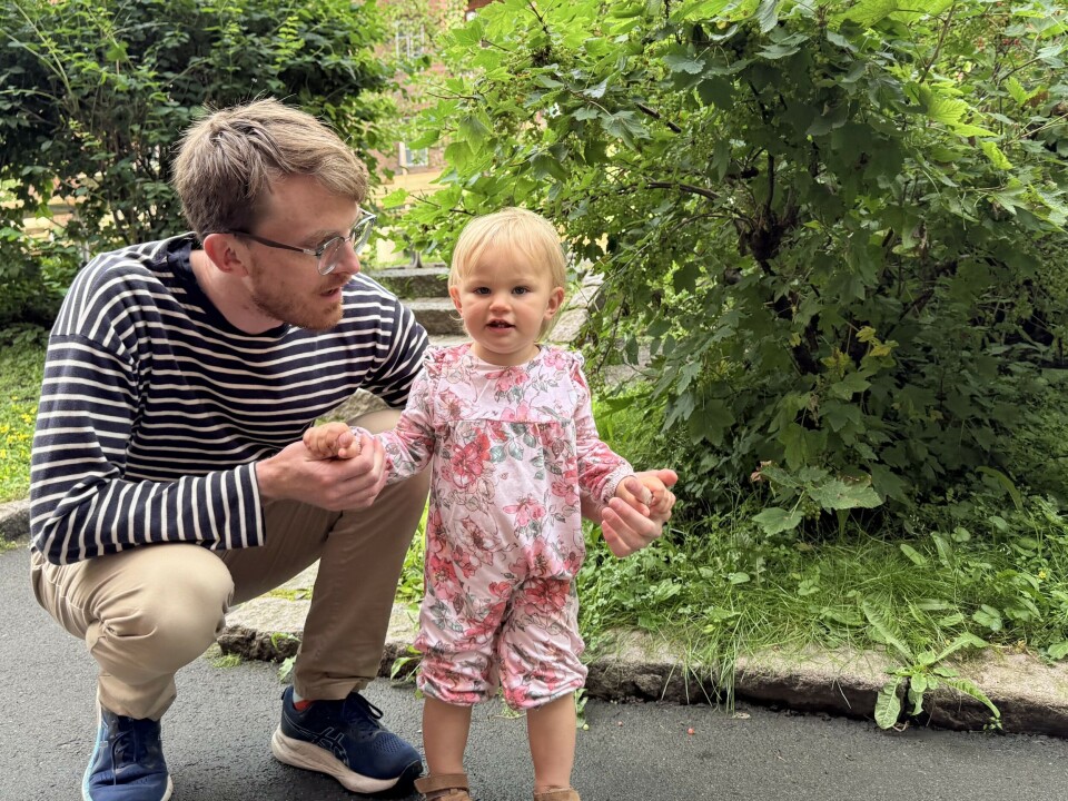 Chloe played by the redcurrant bushes in the backyard. Dad Thomas Aarholt first thought she had a bump on the back of her head. Bilde av Chloe og faren.