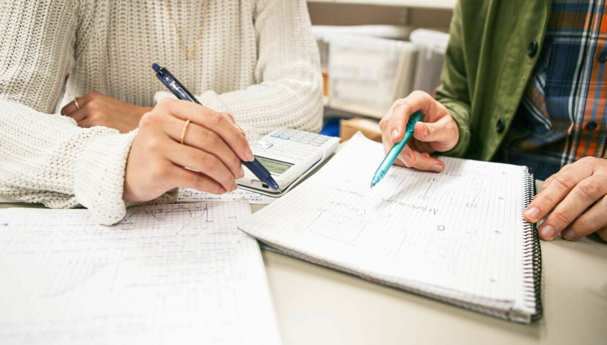 Frumpy Mathmatics Students Fewer students failed maths when taught by fellow students