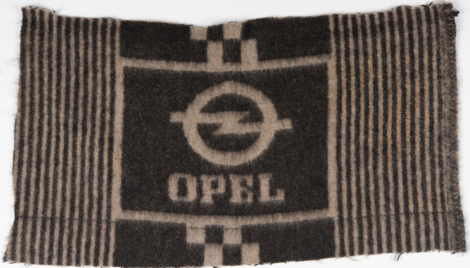 Car companies used Berger fabrics to upholster their seats and ordered branded blankets. Many people also bought regular Berger blankets to keep in their cars. Teppe med Opel-logo.