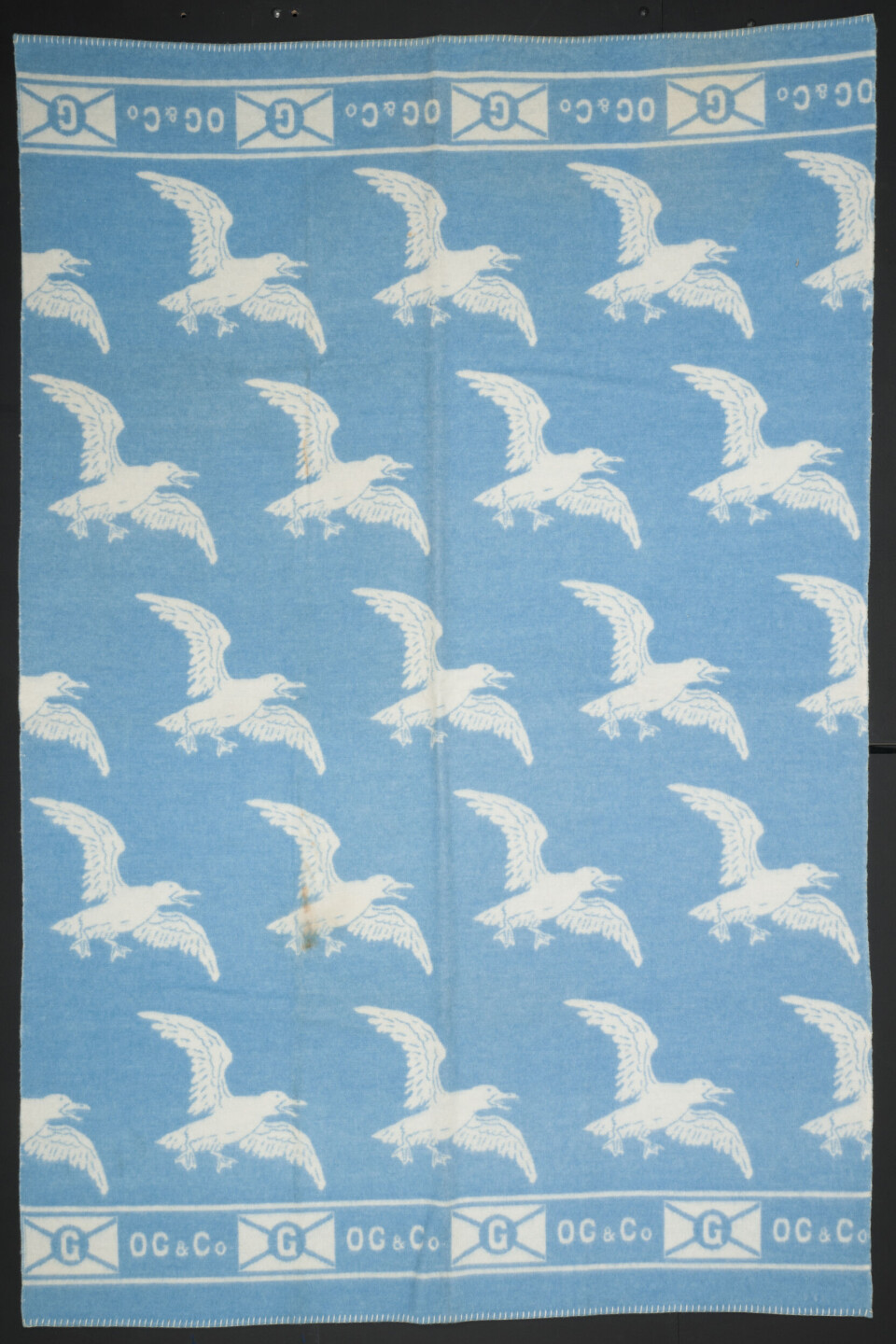 The seagull pattern proved especially popular with shipping companies. Pledd med logo og måkemotiv.