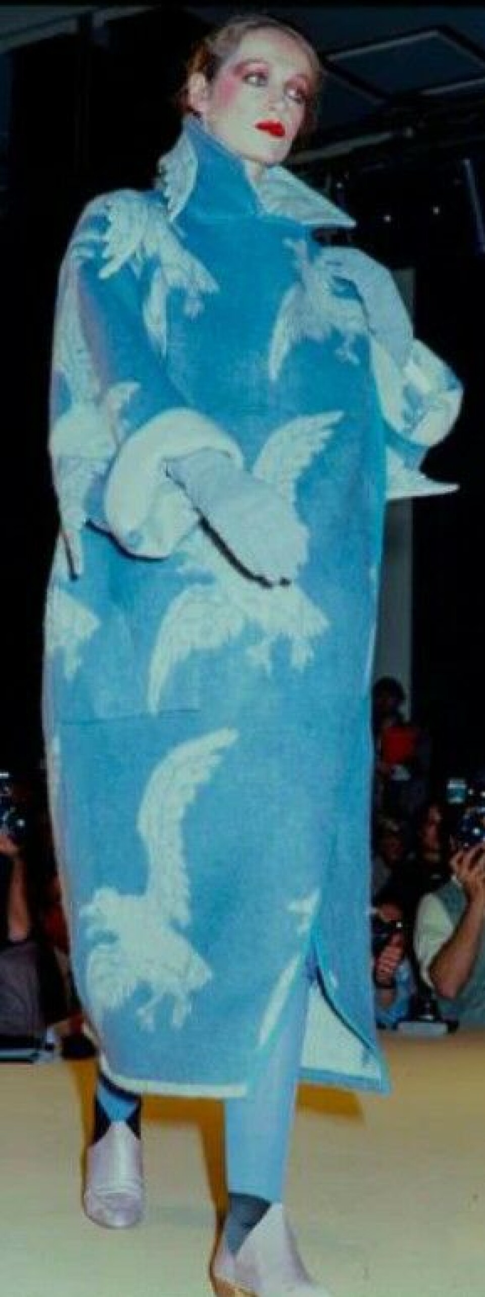 From the Paris catwalk in 1980. Jean-Charles de Castelbajac's design featuring Thorleif Holmboe's pattern and fabric from Berger factory. Modell med ullkåpe i måkemønster.