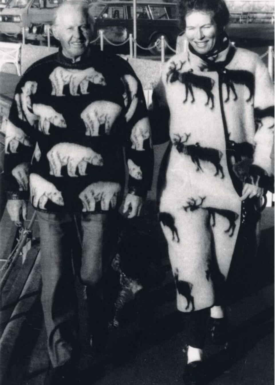 Thor Heyerdahl and Jacqueline Beer wearing a sweater and coat from Berger and Lillunn Sport. Heyerdahl og Beer i klær med isbjørn og reinsdyr.