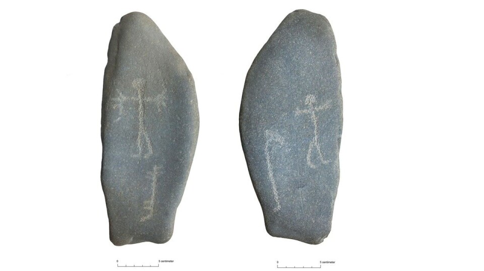 The stone measures about 10 by 20 centimetres. On one side, a human figure and probably a dog are pecked in with dots. A bow and arrow are carved above the hand on the right side. On the other side, there is a human figure, an unknown figure, and a large boat.