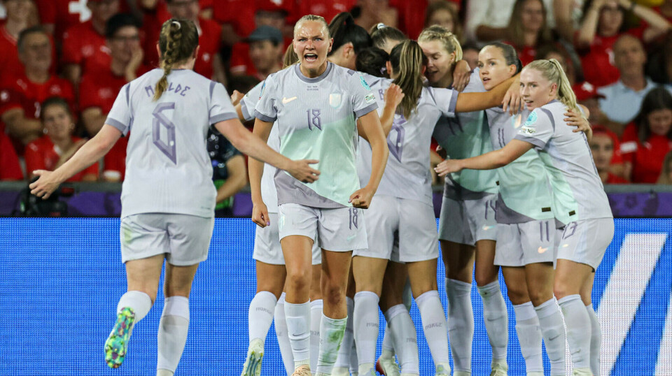 How do national team players react to each other when the game is going their way or not? How do they gesture to get the ball or influence the referee? Football researchers recommend looking away from the ball next time you watch football on TV or at the stadium.