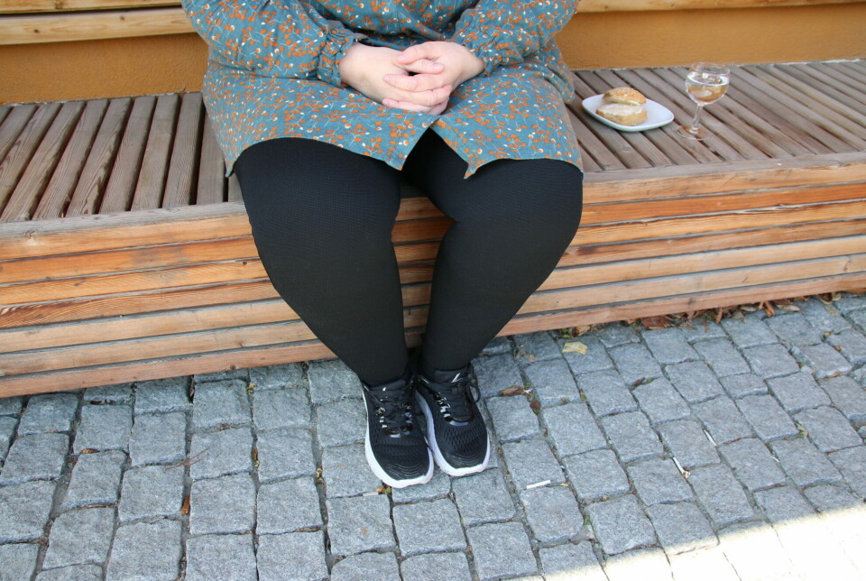 Even though it’s summer and warmoutside, Sunniva Kwapeng wears compression pants. She wears them every single day. Compression squeezes the fat, reduces pain, and helps Kwapeng function in her everyday life with a full-time job and a small child.