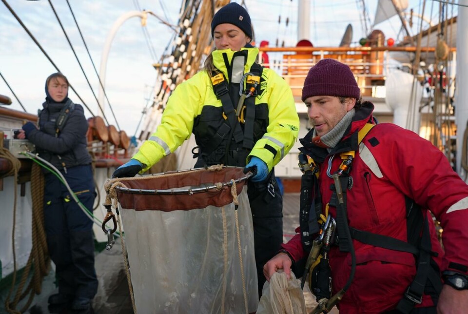 At the research stations, Maxime Geoffroy (to the right) is doing sampling with a zooplankton net.
