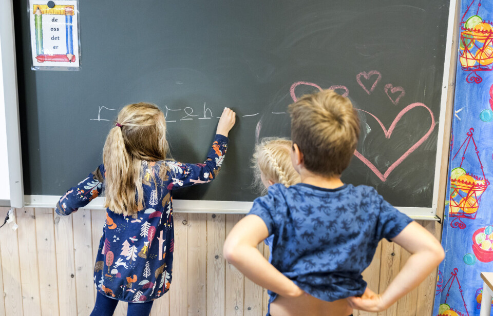 The system is flawed, says psychologist specialist in the PPT service Simen Mjøen Larsen To jenter og en gutt sett bakfra. Jente med strikk i håret skriver bokstaver med kritt på tavle. De to andre ser på. Det er tegnet rosa hjerter på tavla.