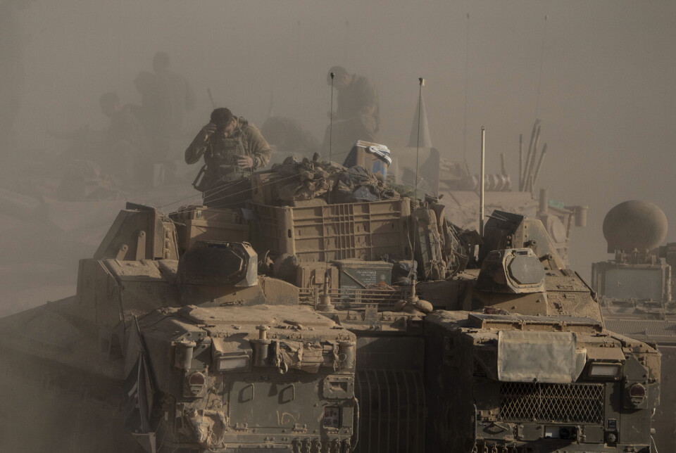 Italian researcher Nathalie Tocci believes that what can make Israel change course in its warfare in Gaza are concrete actions – not just mild or strong criticism. Here, Israeli soldiers are seen at the border between Israel and Gaza. Israelsk stridsvogn.