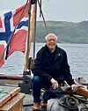 Tom Olmstead på dekket av båt.