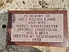 Minneplakatt med inskripsjonen: In memory of Nels Nelson Kjome and wife Maret Andersdatter. Original homestead Aug. 8 1854. Erected by descendents 1970.