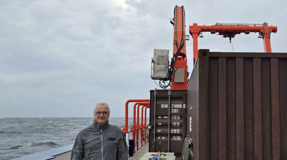 Ingo Klaucke aboard the ship Maria S. Merian. En mann står på dekk av et skip med grått hav i bakgrunnen.