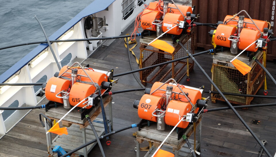 On deck stand the electromagnetic receivers.