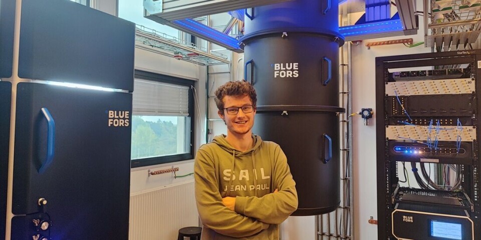 Researcher Jacob Benestad in front of an experimental setup in the lab at the Niels Bohr Institute, University of Copenhagen.