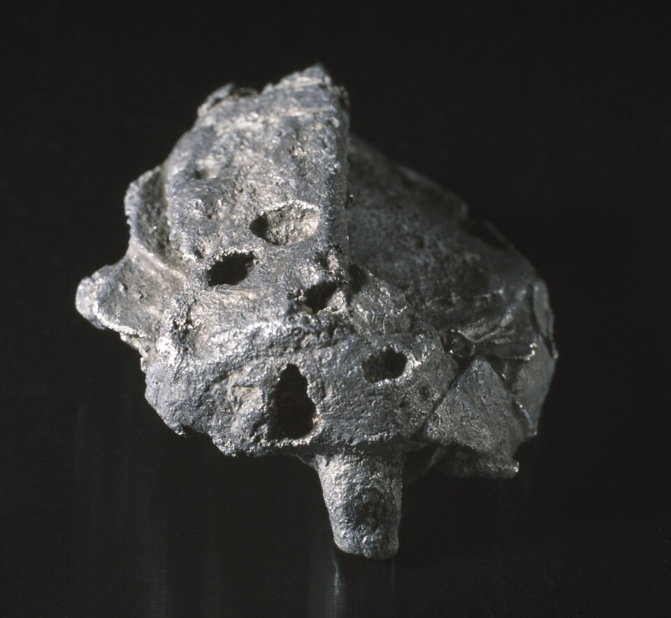 A lump of silver with half-melted dirhams.