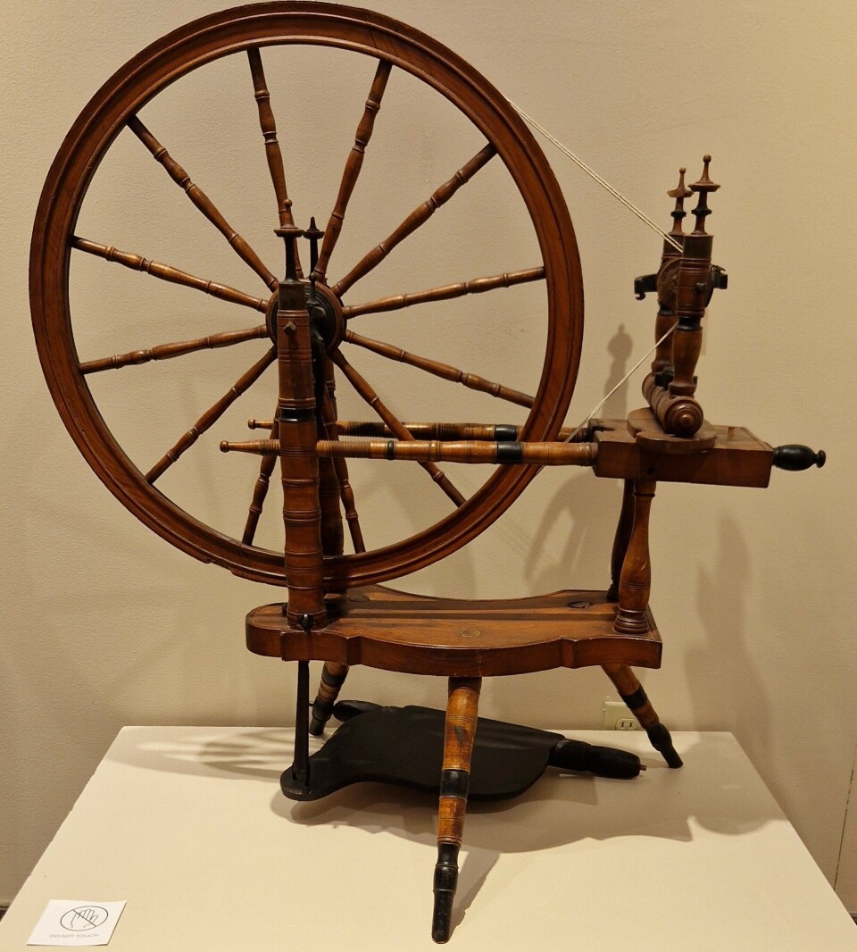 Guri Flategroff brought her spinning wheel when she travelled from Gol, Eastern Norway to Minnesota with her son Engebret in 1893. Spinning and knitting helped her support the family. Her spinning wheel now stands at the Vesterheim Museum in Iowa. Bilde av rokk.