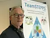 Tore Karlsen in front of a TeamSTEPPS Norge teamwork training poster.