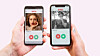 To hender holder hver sin smarttelefon som viser profiler fra en datingapp. Skjermen til venstre viser en kvinne, og skjermen til høyre viser en mann, med avvisnings- og like-knapper på begge profilene.